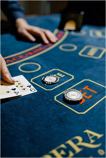 Glücksspielszene in Deutschland - Daten und Fakten ©Foto: pexels.com,  Pavel Danilyuk https://www.pexels.com/de-de/foto/hand-kasino-gluck-pommes-frites-7594307/